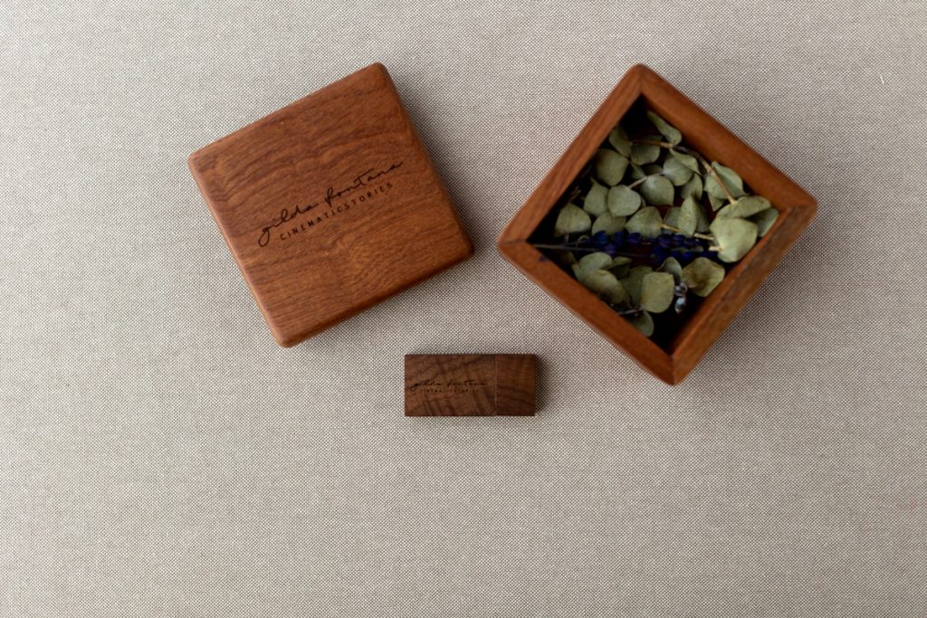Memory box wood with pendrive