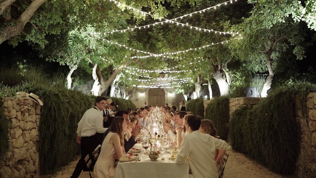 imperial table along the entrance avenue of the Dimora delle Balze during dinner with the guests chatting