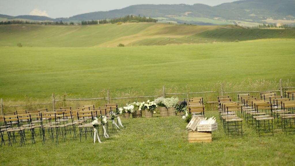 setting of a ceremony on a green tuscan hill