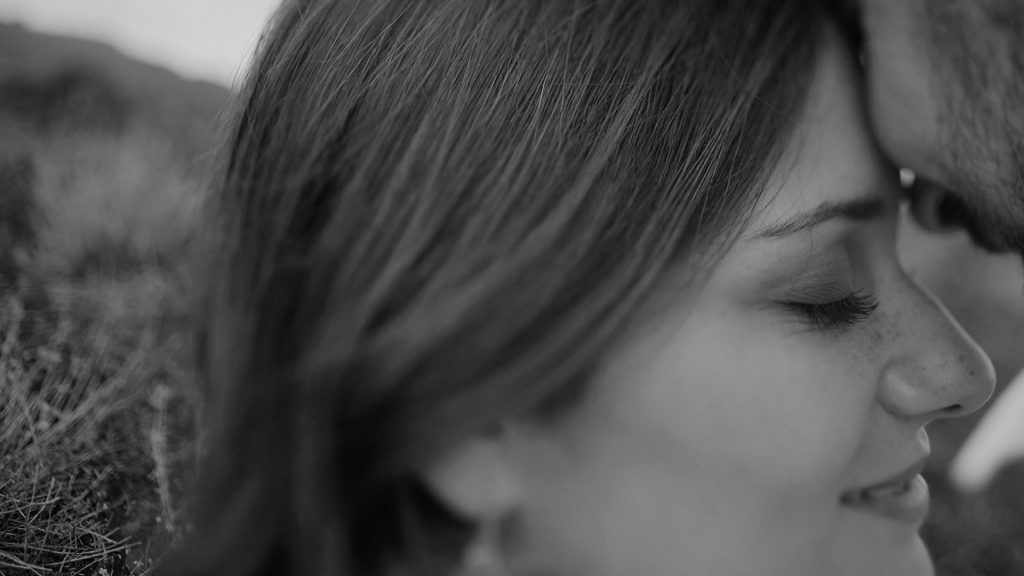 detail of a kiss between a couple in black and white